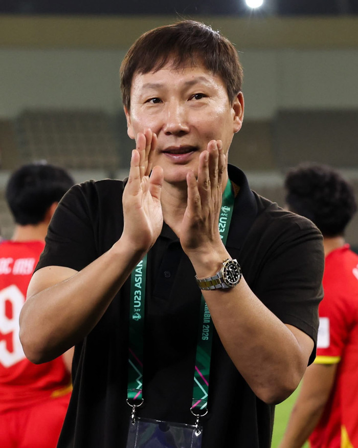 HLV Kim Sang Sik hài lòng với Xuân Son và Hendrio. Ảnh: FIFA