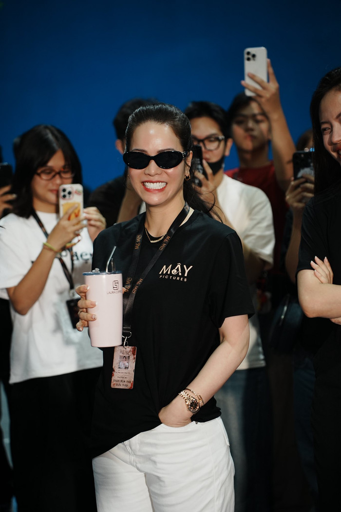 Nhật Kim Anh rạng rỡ xuất hiện tại lễ khai máy dự án điện ảnh Mẹ Mìn vào sáng 24/03. - Ảnh: Meow Entertainment