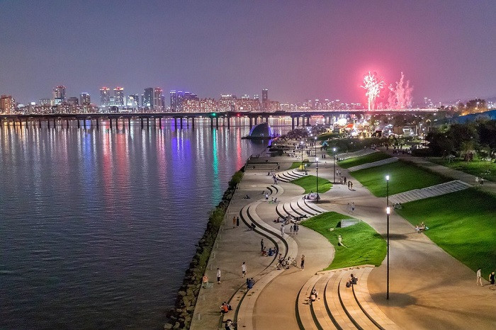 Du khách dạo chơi bên sông Hàn