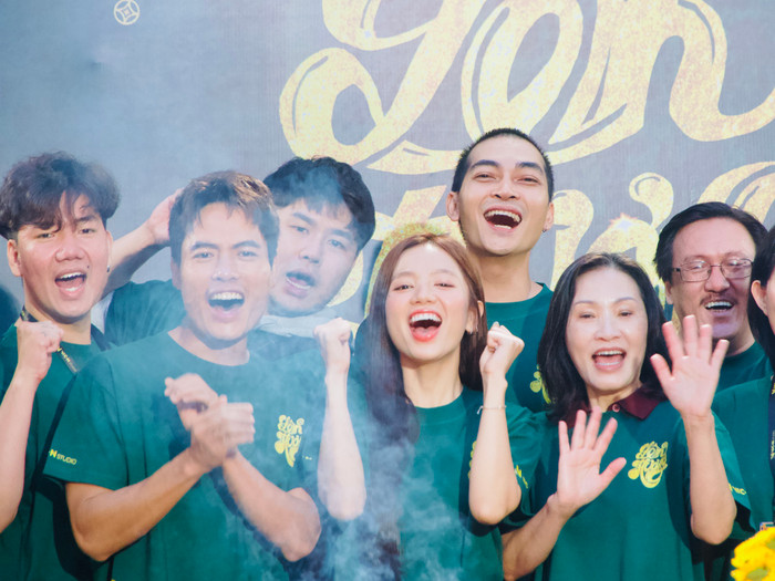 Dàn diễn viên thực lực của dự án điện ảnh Lên Hương trong buổi công bố dự án mới. - Ảnh: ĐPCC