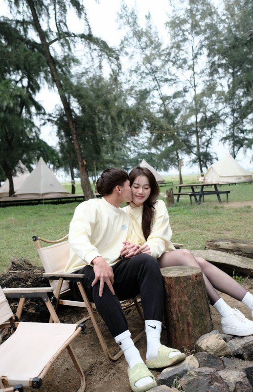 Cầu thủ Hồ Văn Cường tình cảm bên bà xã xinh đẹp cùng quê Nghệ An.