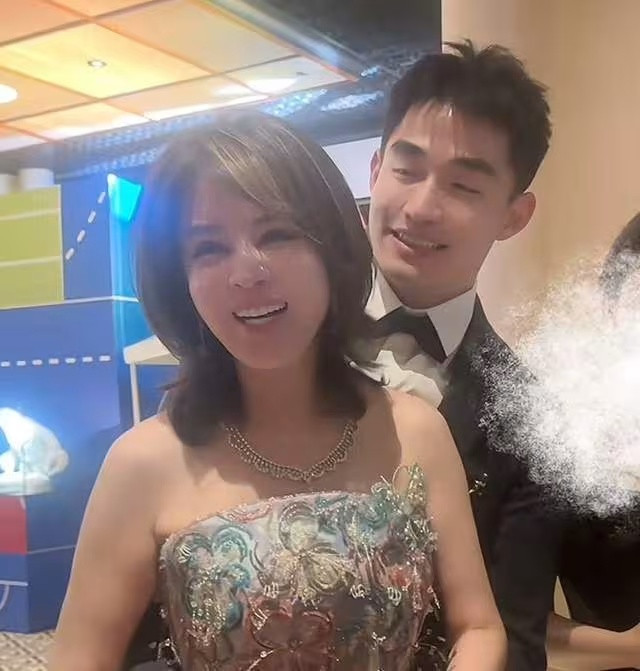 Nữ đại gia 55 tuổi chi gần 200 tỷ đồng cưới chồng trẻ, mặc kệ lời đàm tiếu Ảnh 3