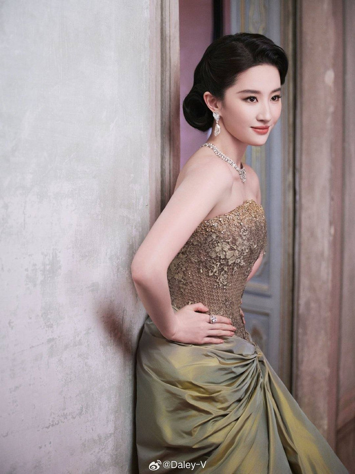 Nhãn hàng đã bình luận khen sắc vóc diễn viên: 'Đầy mê hoặc'. Ảnh: Sina Weibo