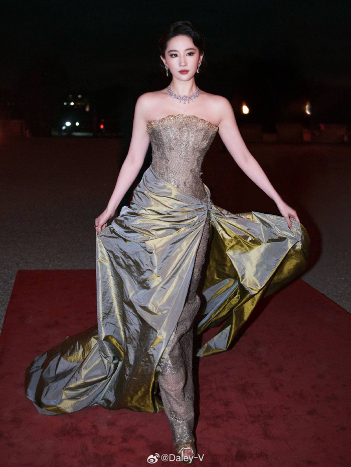 Các bình luận khen ngợi Lưu Diệc Phi có vẻ đẹp hài hòa giữa phương Đông và phương Tây. Ảnh: Weibo Sina