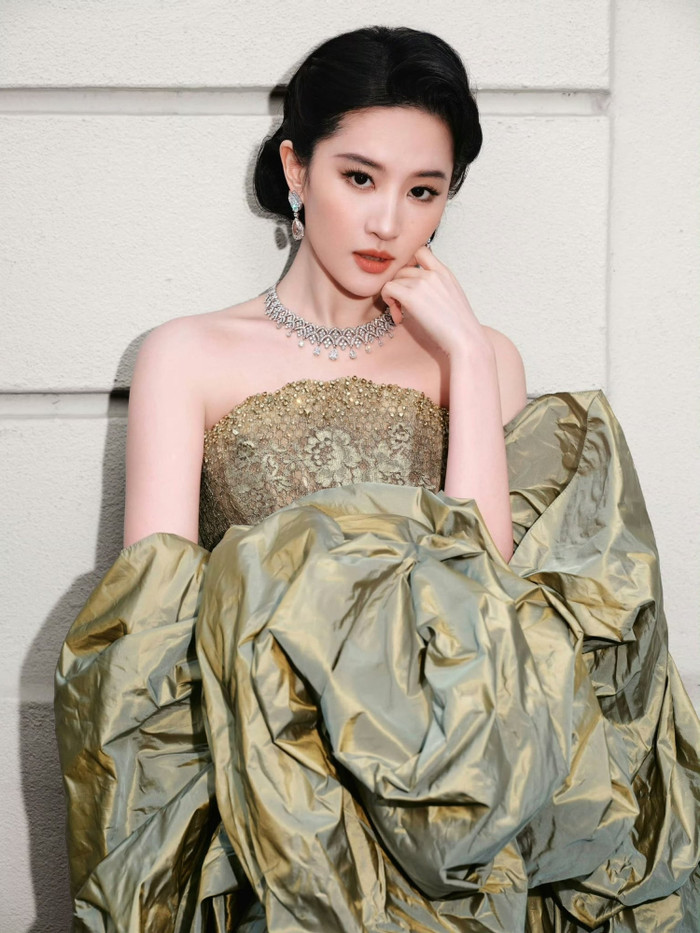 Vẻ đẹp quyến rũ của Lưu Diệc Phi khiến fan đứng ngồi không yên. Ảnh: Sina Weibo