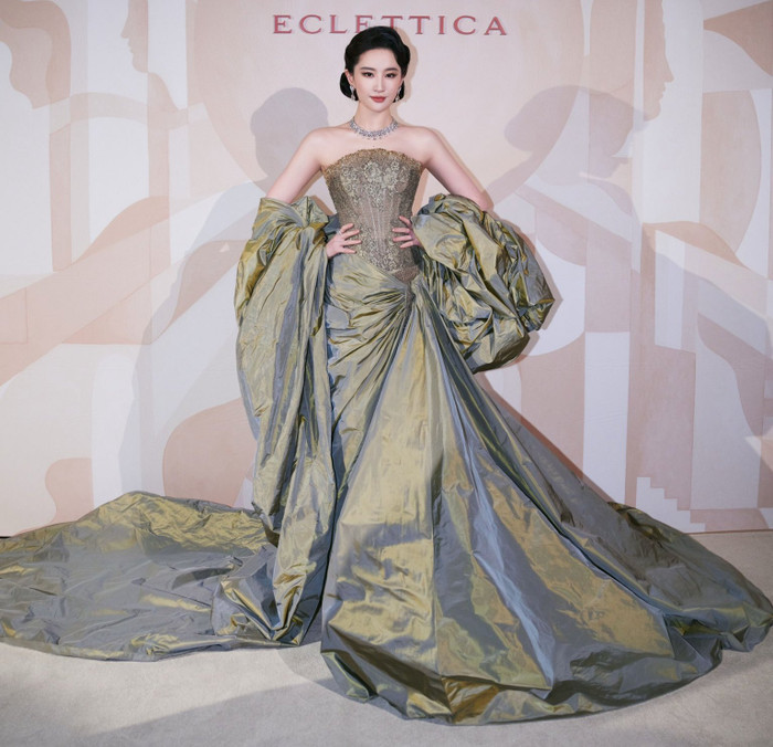 Khí chất sang trọng và xinh đẹp của Lưu Diệc Phi trong bộ cánh cao cấp. Ảnh: Sina Weibo