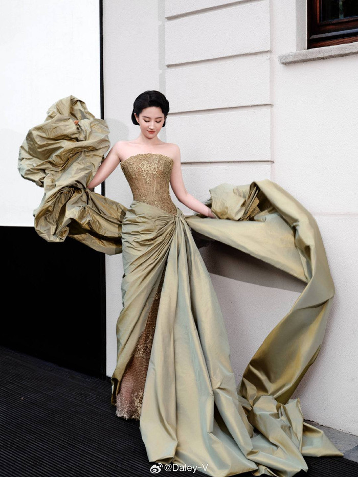 Thần thái tự tin và phong cách chuyên nghiệp của 'Nữ hoàng thảm đỏ' xứ Trung. Ảnh: Sina Weibo