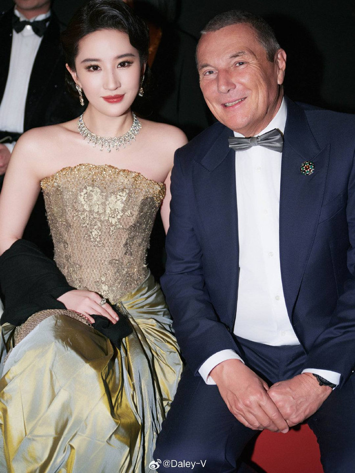 Nữ diễn viên chụp chung với CEO Jean Christophe Babin. Ảnh: Sina Weibo