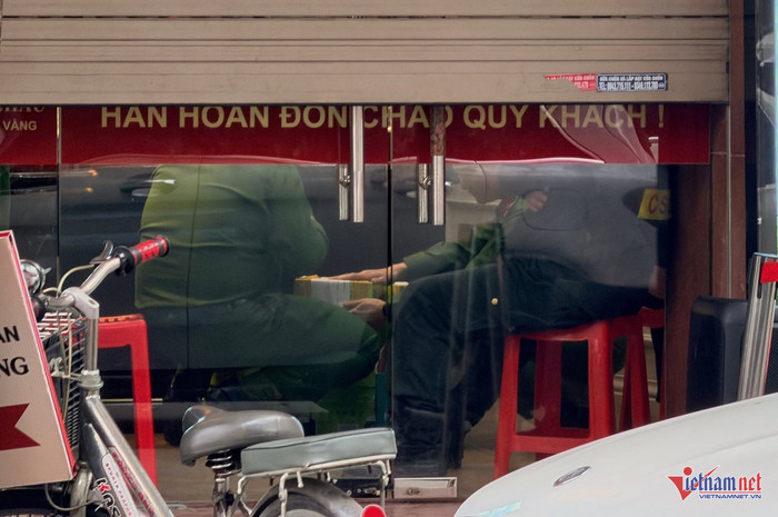 Công an xuất hiện tại cửa hàng vàng Bảo Tín Minh Châu Ảnh 2
