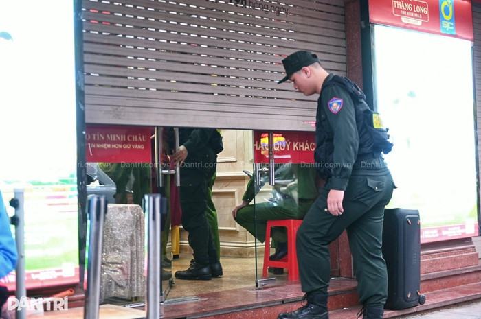 Lực lượng công an, cảnh sát cơ động xuất hiện bên trong và phía ngoài cơ sở Bảo Tín Minh Châu số 29 Trần Nhân Tông. Ảnh: Dân Trí