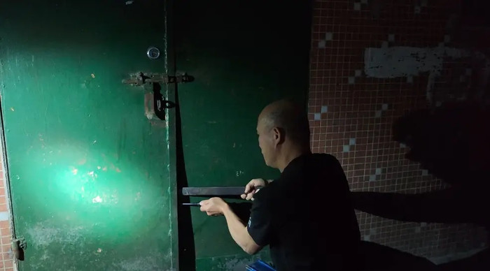 Nghe tiếng kêu cứu từ nhà dân, nam shipper gọi cảnh sát thì phát hiện cảnh tượng khó tin Ảnh 1