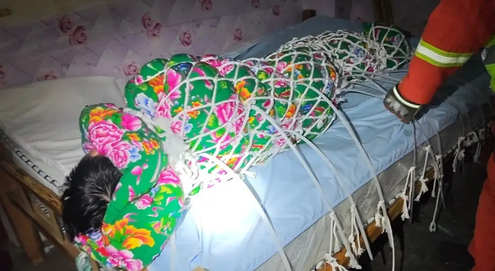 Nghe tiếng kêu cứu từ nhà dân, nam shipper gọi cảnh sát thì phát hiện cảnh tượng khó tin Ảnh 2