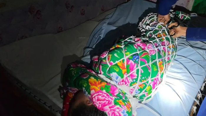 Nghe tiếng kêu cứu từ nhà dân, nam shipper gọi cảnh sát thì phát hiện cảnh tượng khó tin Ảnh 3