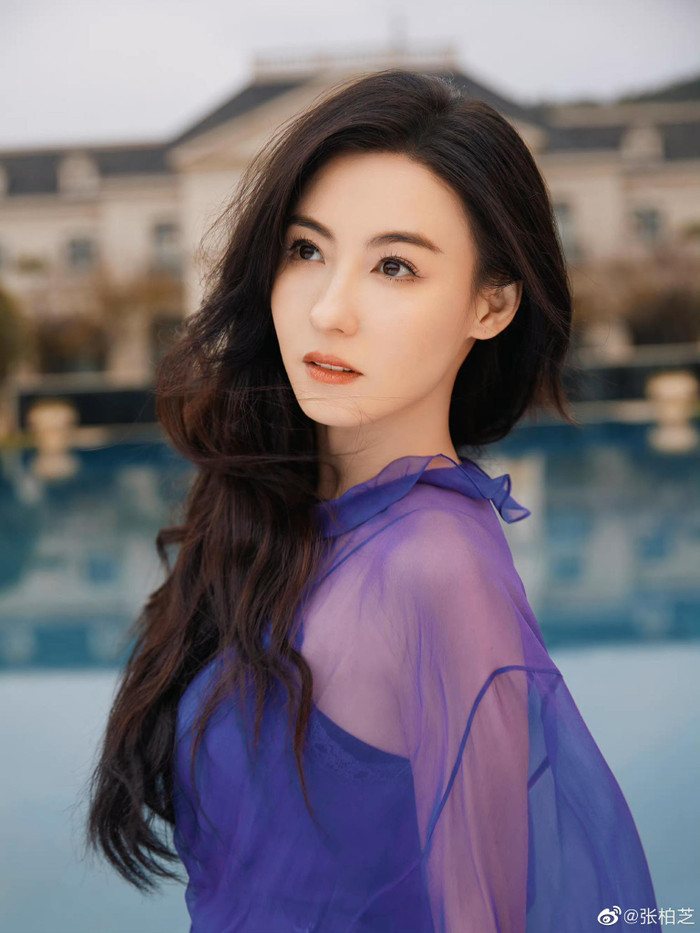 Trương Bá Chi lựa chọn lối sống kín đáo, chỉ tập trung cho công việc và các con. Ảnh: Weibo