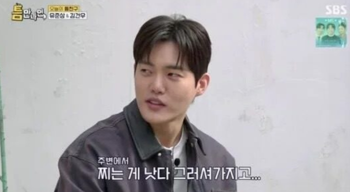 Ngoài đời, Kim Gun Woo mang hình ảnh hiền lành, dễ gần