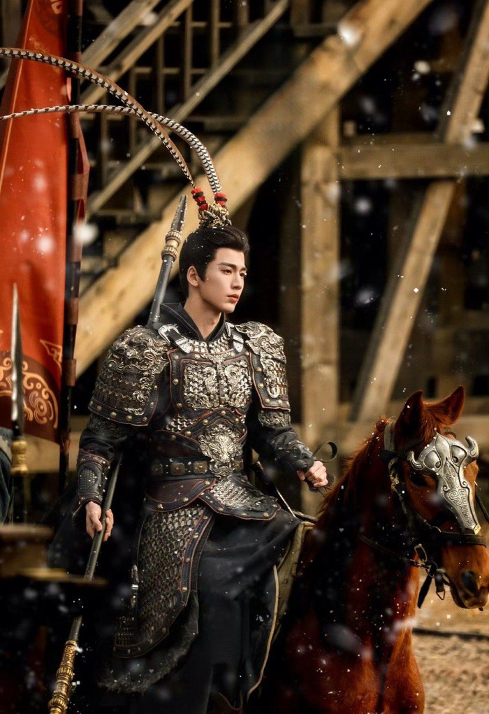 Nam diễn viên bị cho là trang điểm quá 'lố' khi lên hình.