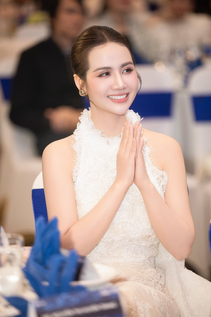 Huyền Lizzie thể hiện sự khéo léo, tinh tế khi xuất hiện ở chốn đông người. Ảnh: FBNV