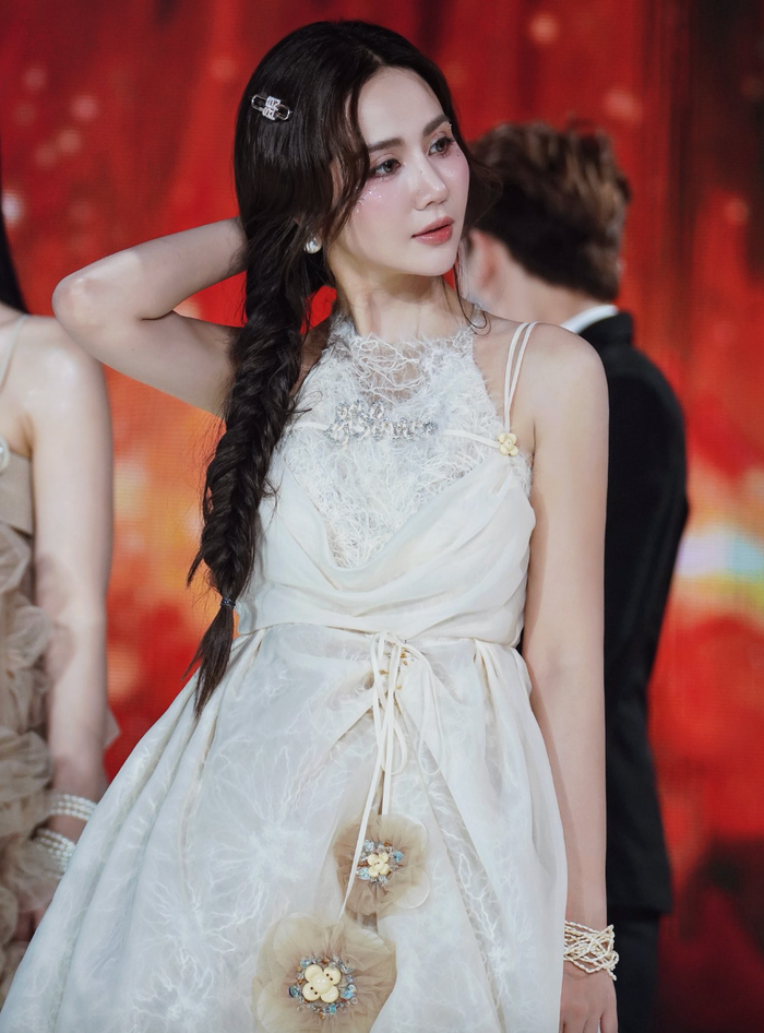 Huyền Lizzie đẹp dịu dàng trong lần xuất hiện mới nhất. Ảnh: FBNV