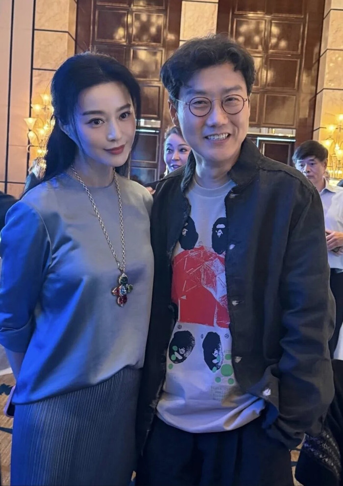 Phạm Băng Băng đăng tải bức ảnh chụp cùng đạo diễn Hwang Dong Hyuk. Ảnh: Weibo