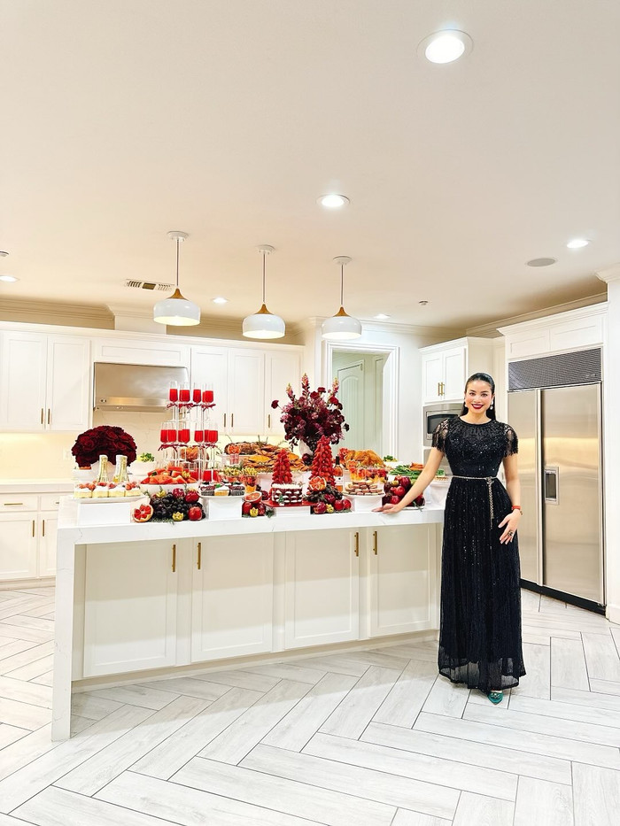 Phạm Hương tự tay chuẩn bị những bữa tiệc hoành tráng vào dịp lễ khi sống ở biệt thự sang chảnh cùng chồng và các con. Ảnh: IGNV