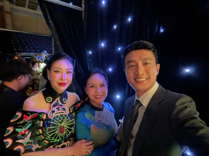 Quốc Trường chụp ảnh kỉ niệm cùng Hoa hậu Hà Kiều Anh và MC Lê Quỳnh Trang.