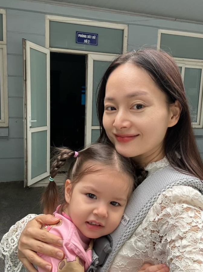 Lan Phương trong ngày đến tòa cùng con gái