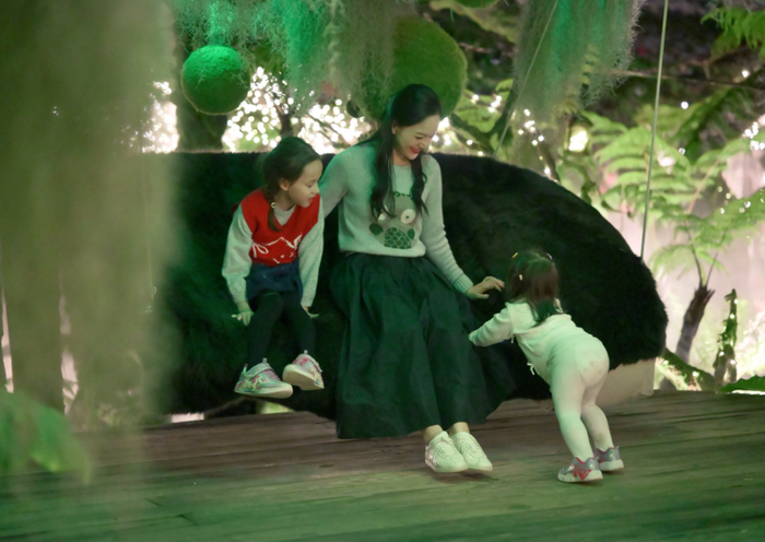 Khoảnh khắc gia đình giản dị của ba mẹ con Lan Phương