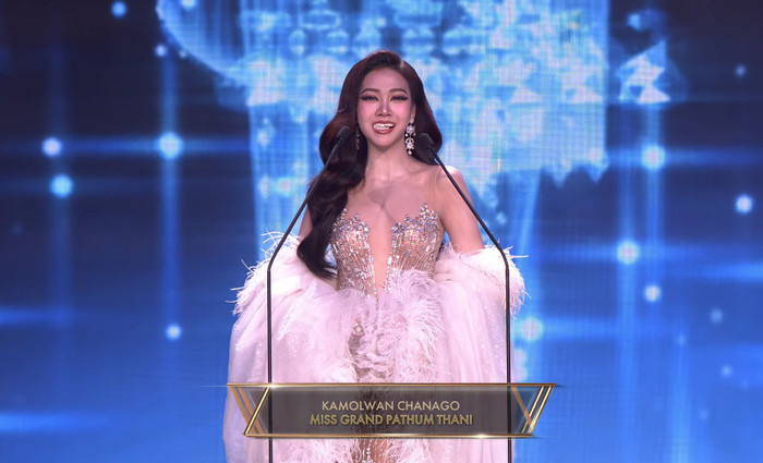 Miss Grand Pathum Thani 2026 bị rơi phần răng giả trên sân khấu. Ảnh: MGTL
