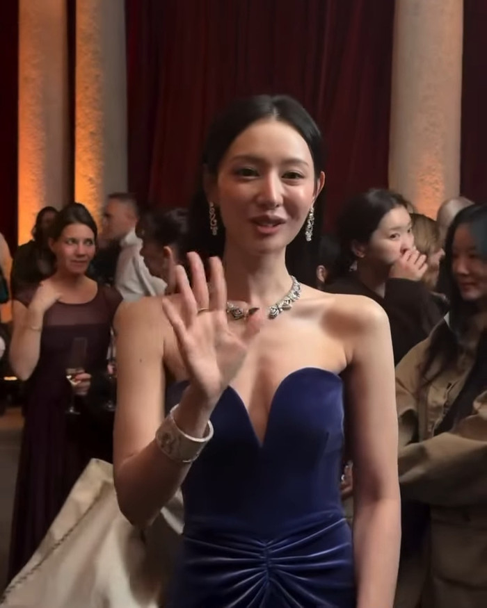 Nữ diễn viên Kim Ji Won xuất hiện với diện mạo có phần khác lạ tại một sự kiện mới đây, thu hút sự quan tâm của netizen.