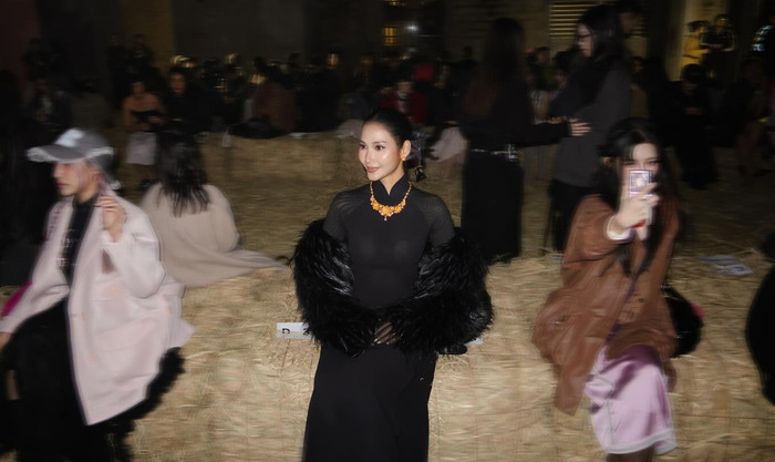 Hoàng Thùy nổi bật ở sự kiện thời trang quốc tế. Ảnh: FBNV