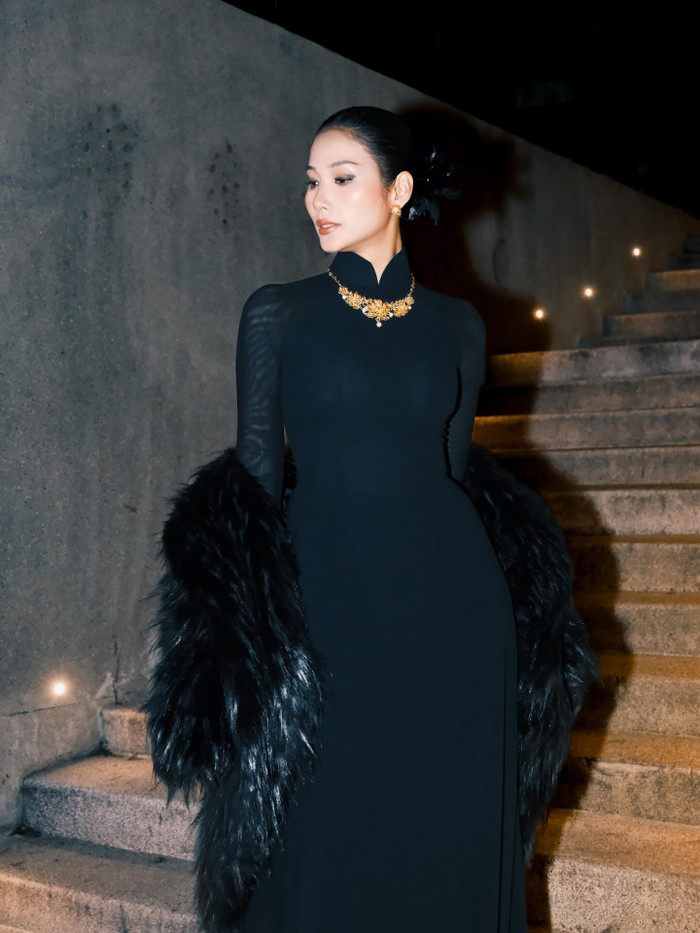 Người đẹp gây ấn tượng khi kết hợp với áo choàng lông và trang sức ánh vàng. Ảnh: FBNV