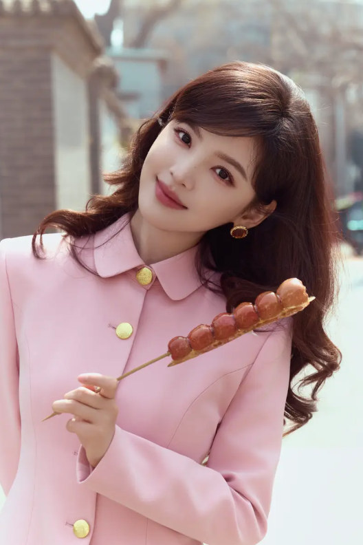 Không chỉ gây ấn tượng bởi nhan sắc trong trẻo, nữ diễn viên còn ghi điểm với tạo hình mang đậm hơi thở cổ điển.