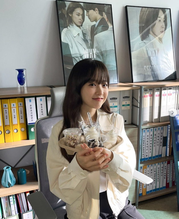 Vẻ ngoài trong trẻo, nhẹ nhàng của Park Bo Young khiến các đàn anh, đàn chị luôn muốn che chở. Ảnh: IGNV