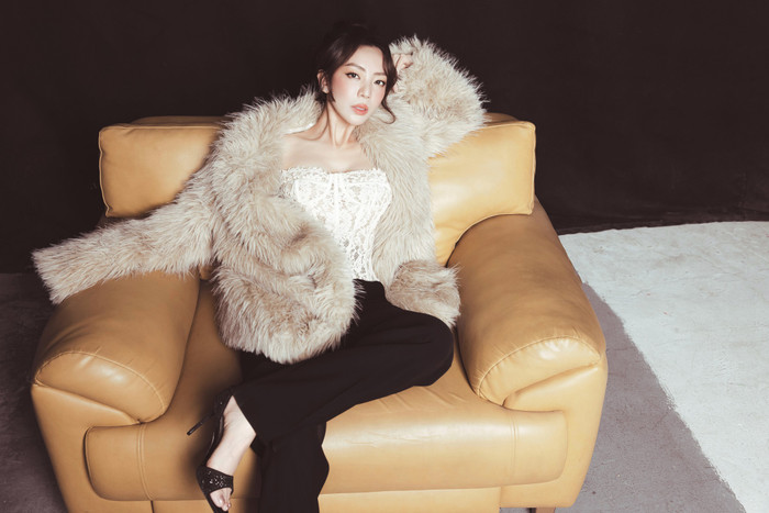 'Hoa hậu làng hài' Thu Trang vô cùng gợi cảm khi theo đuổi phong cách mới. Ảnh: FBNV