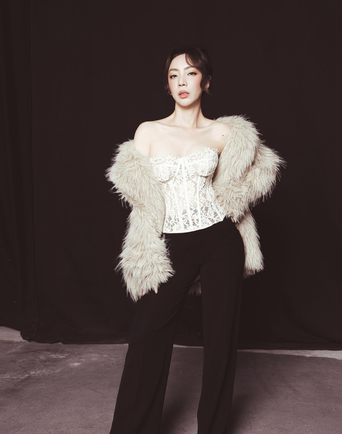 Vóc dáng cân đối và thần thái tự tin của Thu Trang. Ảnh: FBNV