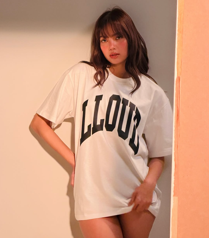 Lisa tự tin diện mốt không quần. Ảnh: IGNV