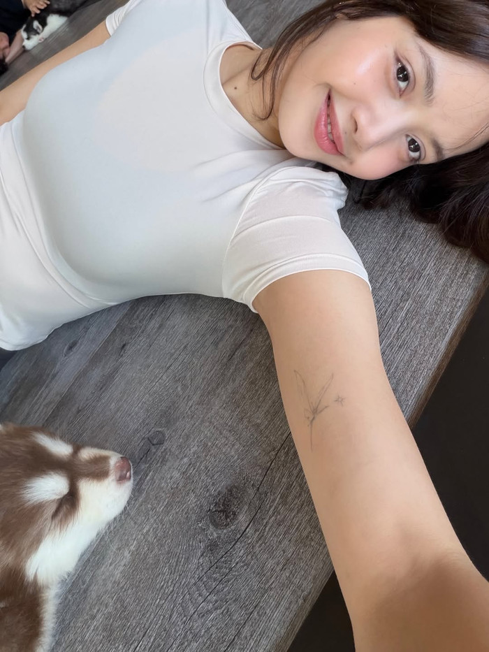 Lisa không ngần ngại để lộ nhan sắc mộc trong loạt ảnh mới nhất. Ảnh: IGNV