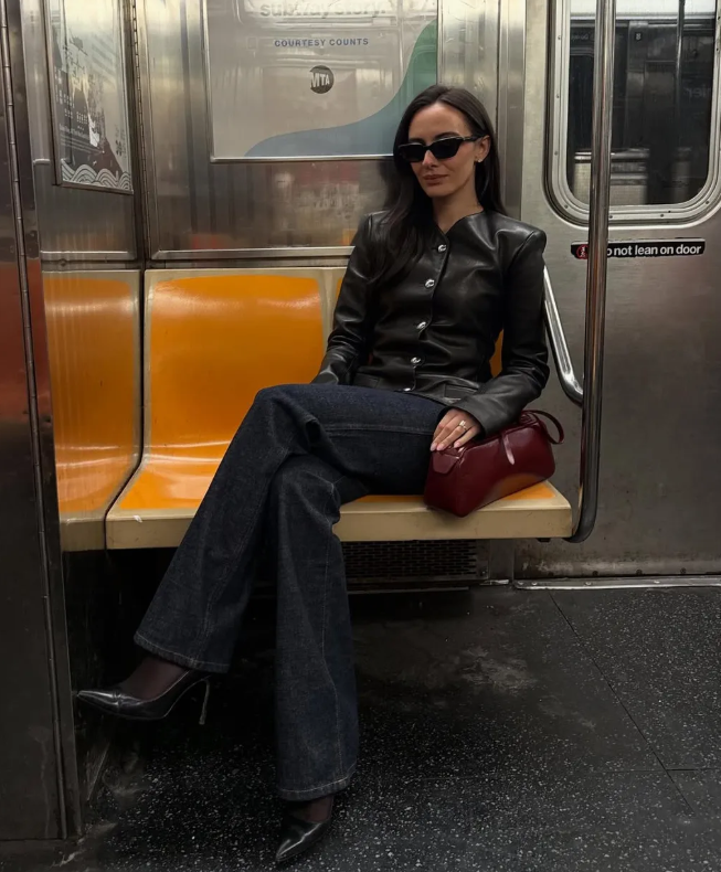 &nbsp;Áo khoác da kiểu quân đội. Ảnh: @livvperez&nbsp;