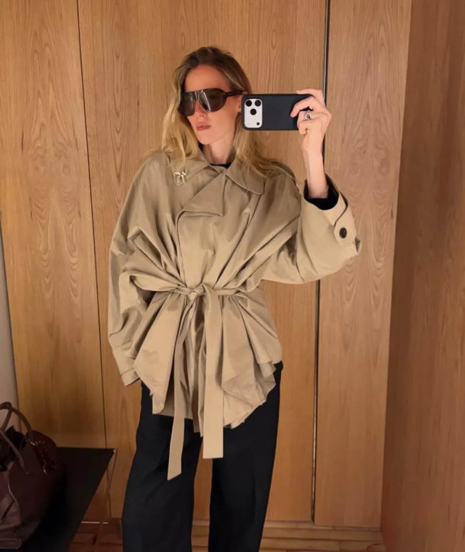 Áo khoác dáng ngắn thắt lưng. Ảnh: &nbsp;@ellymcgaw
