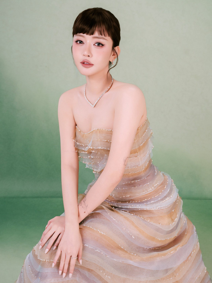 Nữ ca sĩ diện thiết kế mang hơi hướng nữ tính nhưng cũng không kém phần gợi cảm. Ảnh: FBNV