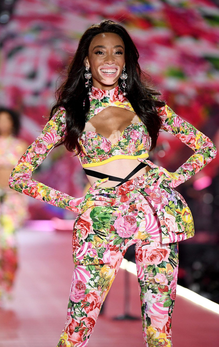 Nam 2018, cô sải bước trên sàn catwalk của Victoria's Secret Fashion Show.