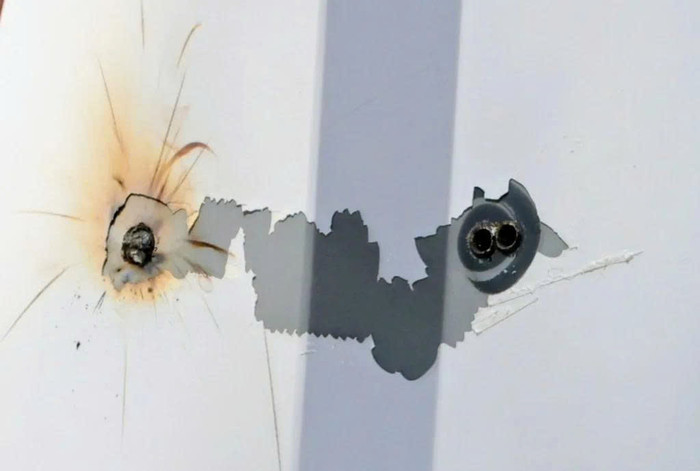 Nhiều vết đạn trên tường nhà Rihanna. Ảnh: Getty Images