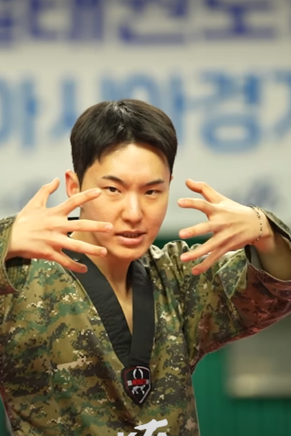 Khoác lên mình bộ quân phục, Hoshi vẫn toát lên khí chất của một idol kỳ cựu.