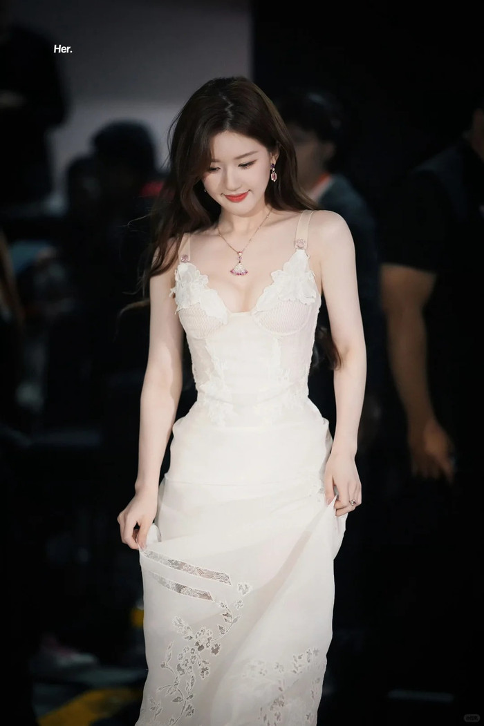 'Nữ hoàng lưu lượng' thế hệ mới với phong cách diễn xuất linh hoạt, dễ dàng kết hợp ăn ý với bất kỳ nam thần nào để tạo nên cú hích rating. - Ảnh: Sohu