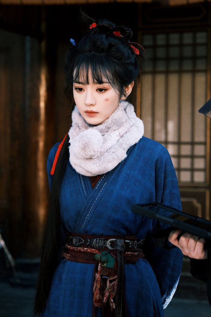 Búp bê cổ trang với nụ cười ngọt ngào và đôi mắt to tròn, mang đến năng lượng tươi trẻ, sống động cho mọi dự án phim ảnh.