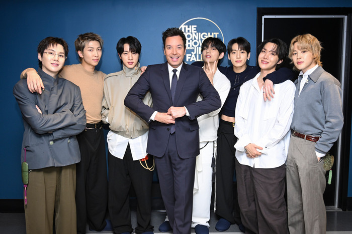 Nhóm nhạc BTS và Jimmy Fallon. Nguồn: The Tonight Show Starring Jimmy Fallon.