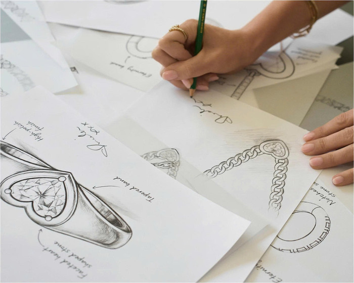 Các bảng vẽ phác thảo thiết kế cho bộ sưu tập của cô.