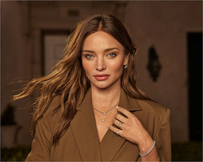 Miranda Kerr cùng với bộ sưu tập mới của mình.