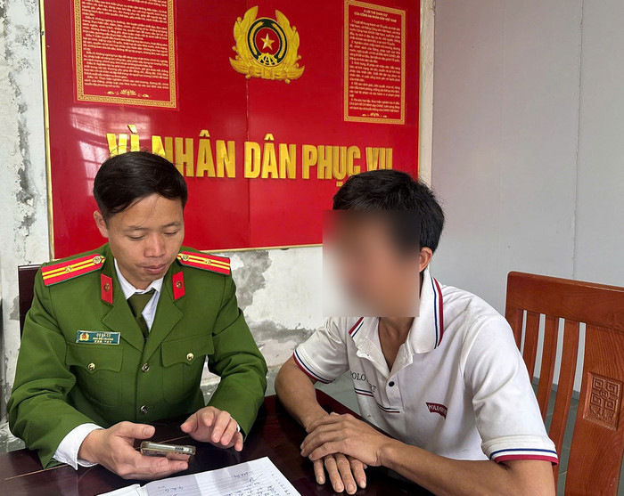 Công an xã Na Ngoi giải thích, hướng dẫn anh L.B.N cách xử lý.&nbsp;