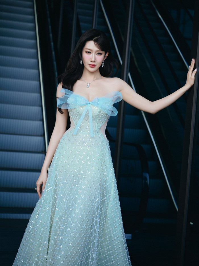 &nbsp;Thúy Ngân thường ăn diện dịu dàng, nữ tính khi xuất hiện trước công chúng. Ảnh: FBNV